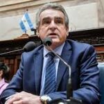 Rossi critica el DNU de inteligencia.