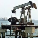 El precio del petróleo tuvo una leve baja y advierten una caída mayor a largo plazo por los cambios en Venezuela