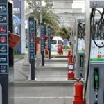 El Gobierno posterga la suba de un impuesto y flexibiliza una norma para contener el precio de las naftas