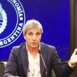 Caputo reafirma su estrategia de tres pilares para reducir el ‘costo argentino’ y rechaza la devaluación