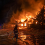 Incendio devasta un antiguo motel en Villa La Angostura, dejando a varias familias sin hogar