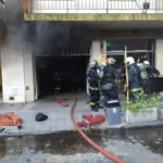 Incendio en Palermo: ardió el estacionamiento de un edificio de nueve pisos y un policía requirió asistencia por inhalación de humo