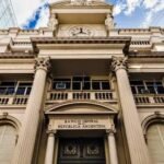 Argentina se destaca por el superávit fiscal, pero la deuda, las reservas y la actividad económica generan dudas